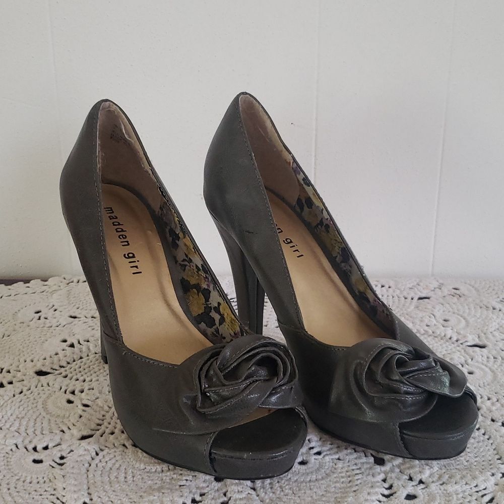 Pretty Madden Girl Gray Rose Design Heels Sz 7